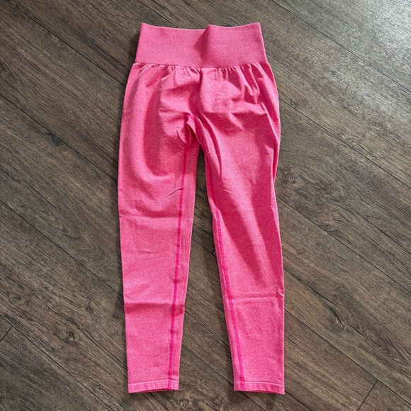 NVGTN Scrunch Seamless Leggings – Fuchsia Hot Pink — Size Medium - Picture 3 of 5